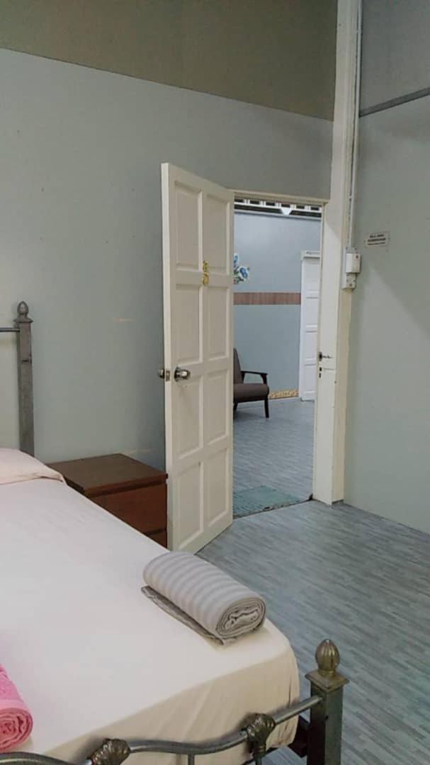 Ila Homestay Kuala Besut Jetty Kampung Kuala Besut Exterior foto